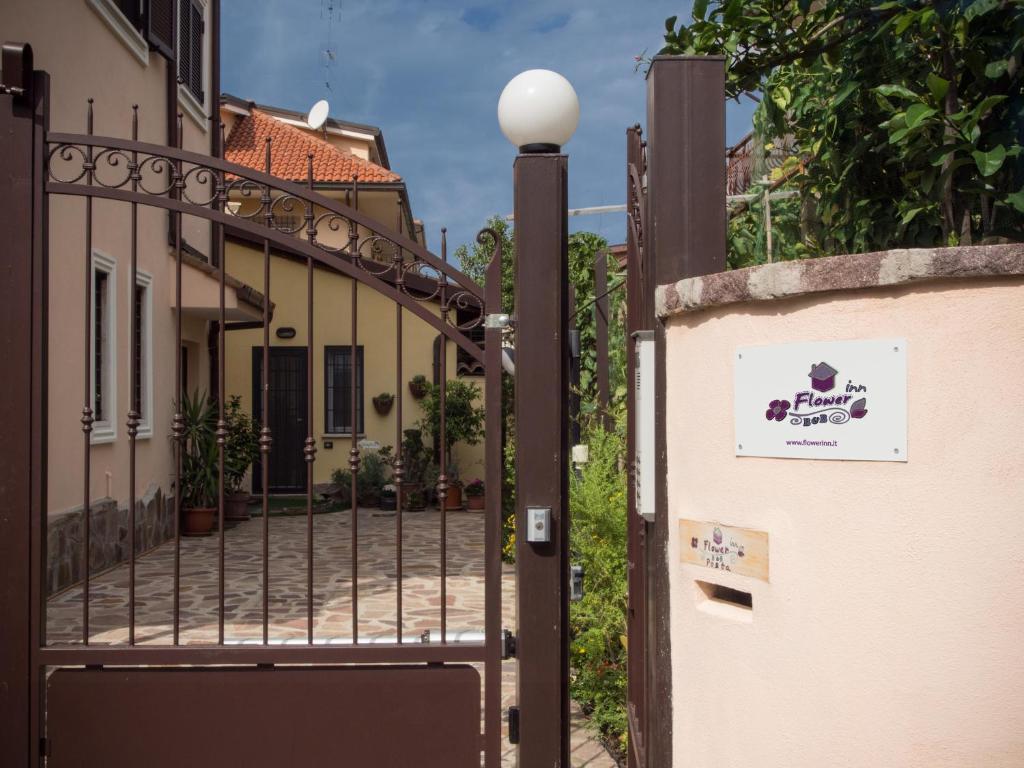 Flower Inn Чампино Екстериор снимка