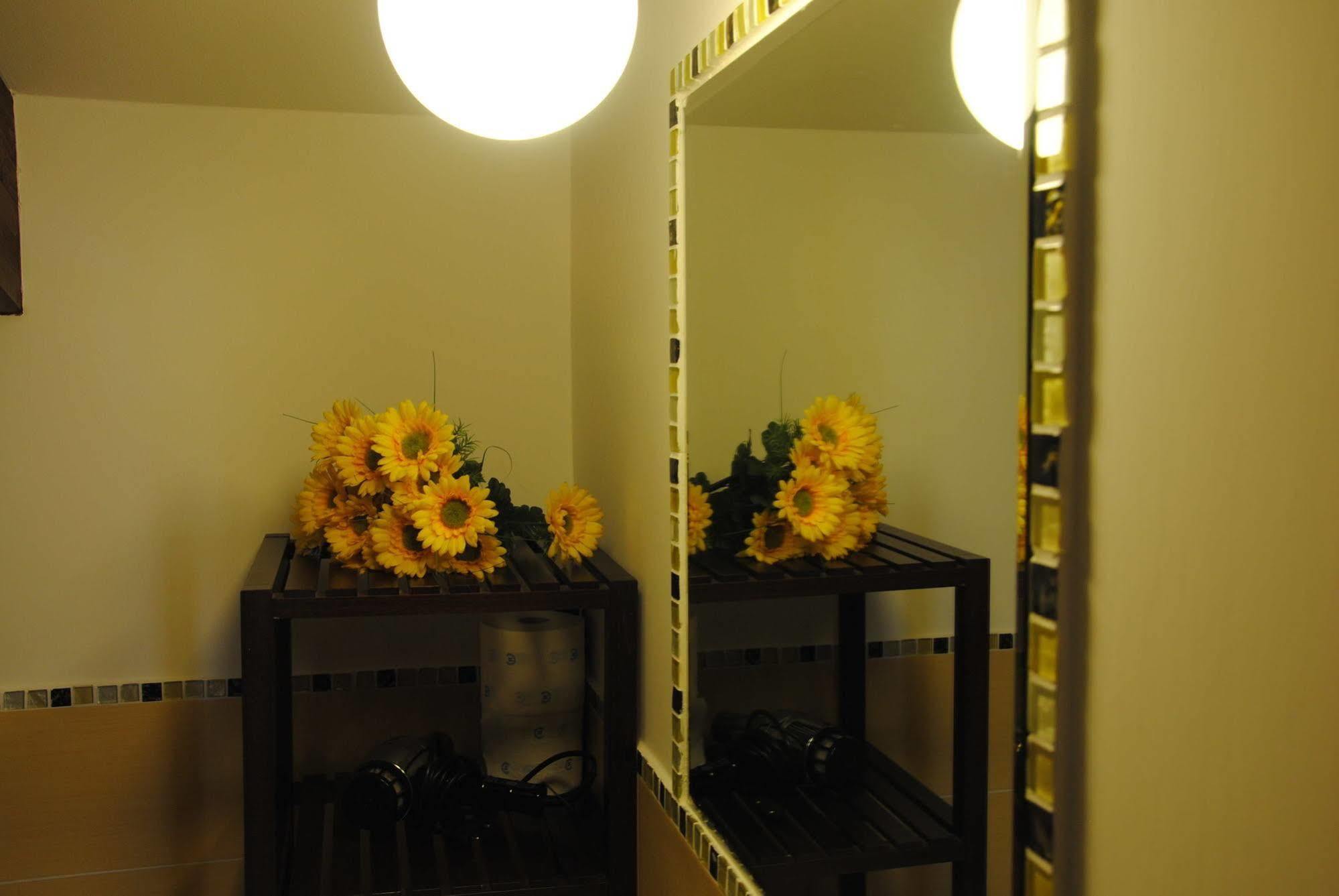 Flower Inn Чампино Екстериор снимка