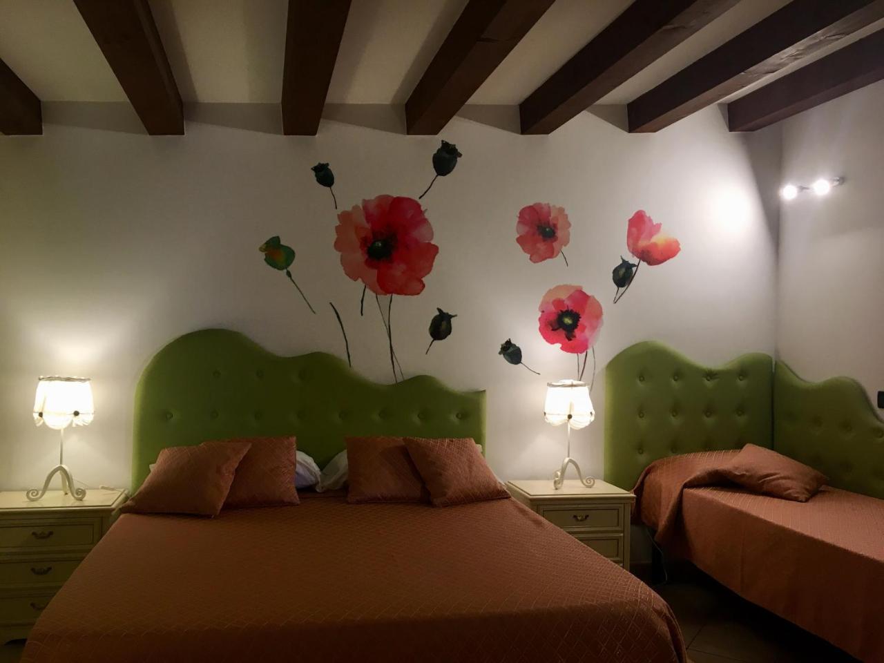 Flower Inn Чампино Екстериор снимка