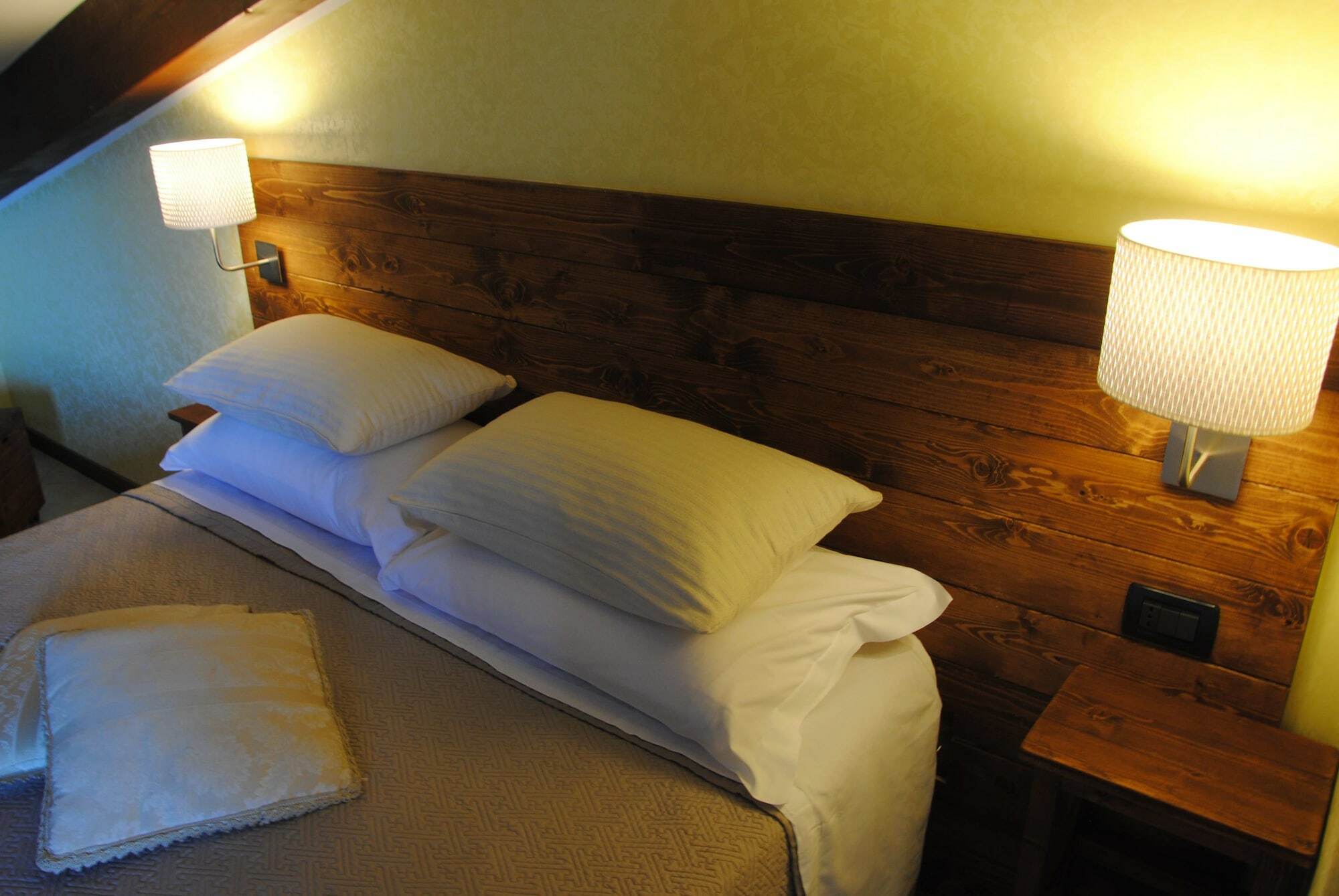 Flower Inn Чампино Екстериор снимка